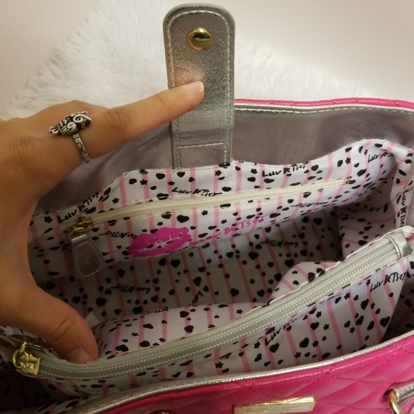 Betsey Johnson large purse. - Picture 4 of 5